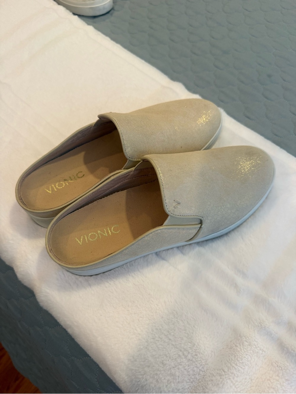 Vionic Slip-On Women’s Sneakers in Light Beige/Champagne